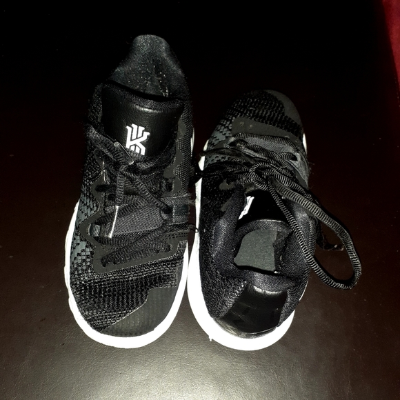 white shoes for boy nike